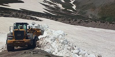 Haziranda Karla Mücadele: Yahyalı Yayla Yollarında Çalışmalar Sürüyor