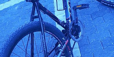 Hırsız Yarış Bisikletini Kucaklayıp Çaldı