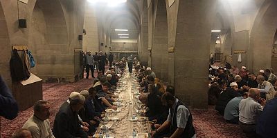 Hunat Camii'nde Vatandaşlar Sahur Sofrasında Buluştu
