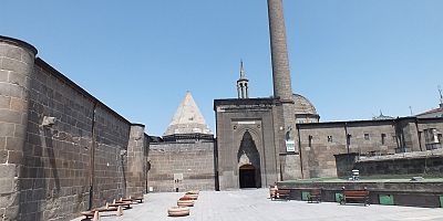 Hunat Camii ve Tarihi