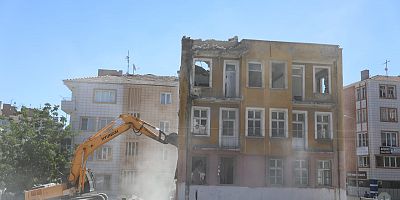 Hunat Mahallesinde 3 Katlı Metruk Bina Yıkıldı