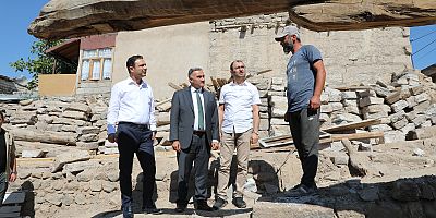 İlçe Protokolü Restorasyonu Devam Eden Aslanlı Ev'deki Çalışmaları Yerinde İnceledi
