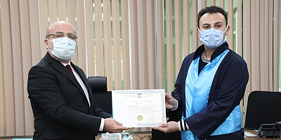 İş Güvenliği Uzmanlığı Birincisine Diplomasını Rektör Takdim Etti