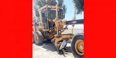 İş Makinesi Gölgesinde Uyuyan Köpek İçin Çalışmayı Durdurdular