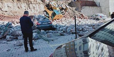 İstinat Duvarı Yıkıldı: Araçlar Zarar Gördü