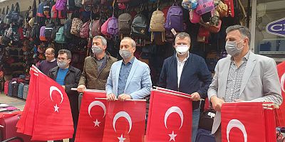 İyi Parti Kayseri Teşkilatı 23 Nisan Öncesi Bayrak Dağıttı