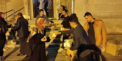 İYİ Partili Sungur, Kadir Gecesini Vatandaşa Kandil Simidi Dağıtarak Kutladı