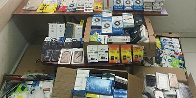 Kaçak cep telefon aksesuar operasyonu: Binlerce malzeme ele geçirildi