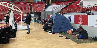 Kadir Has Kongre Merkezi Spor Salonu Evine Giremeyen Vatandaşlar İçin Kapılarını Açtı