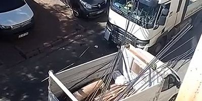 Kamyonetteki Demirler TIR’a Saplandı