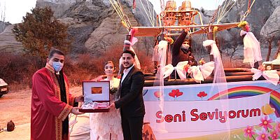 Kapadokya'da Sıcak Hava Balonunda Dünya Evine Girdiler