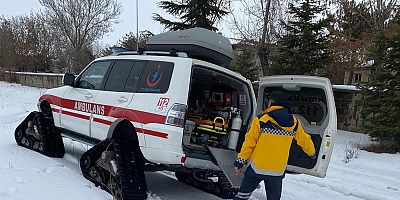 Karda mahsur kalan hastaya paletli ambulansla ulaşıldı