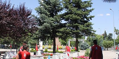 Kartal Şehitliği’nde Gönüllü Gençler Mezarları Temizleyip Dualar Okudu