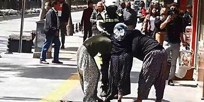 Kavga Eden Dilenci Kadınlara Polisten Biber Gazlı Müdahale