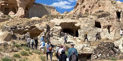 Kayadan Oyma Camiye Yerli Turist İlgisi