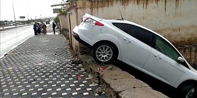 Kayganlaşan yolda kayan araç, bir evin bahçesine düştü