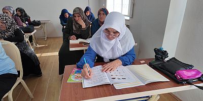 KAYMEK’in Yetişkin Kursundaki Kursiyerler, Okuma Yazma Hayallerine Kavuşuyorlar