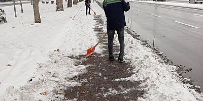 Kayseri Büyükşehir’den Kaldırım ve Parklarda Yoğun Mesai