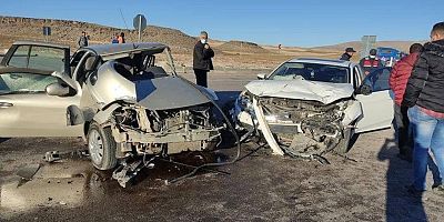 Kayseri'de 2 Araç Kafa Kafaya Çarpıştı: 8 Yaralı