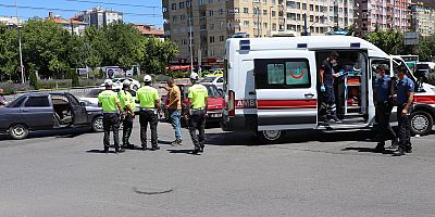 Kayseri'de 2 otomobil çarpıştı: 6 yaralı