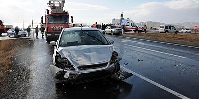 Kayseri'de 3 Otomobilin Karıştığı Kazada, 8 Kişi Yaralandı
