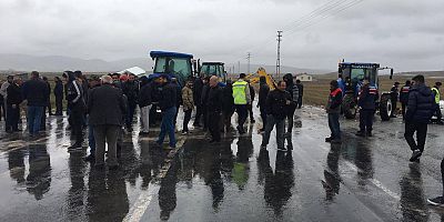 Kayseri’de Akmescit Mahalle Sakinleri Yolu Kapatarak Eylem Yaptı: Üst Geçit İstiyoruz
