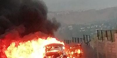 Kayseri'de Alev topuna dönen otomobilin sürücüsü canını zor kurtardı