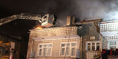 Kayseri'de, Apartmanın Çatı Katında Çıkan Yangın Korkuttu