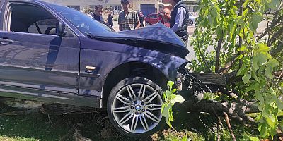 Kayseri’de Aşırı Hızlı Araç, Refüjdeki Ağaca Çarparak Durabildi