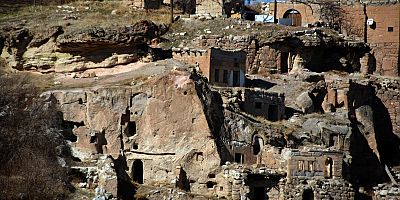 Kayseri'de Baraj Suyu Çekilince Mezarlık ve Eski Yapılar Ortaya Çıktı