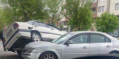 Kayseri’de Çarpışmanın Etkisiyle Otomobillerden Biri Diğerinin Kaputuna Çıktı