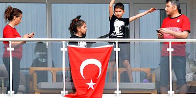 Kayseri'de Çocuklar Bayramlarını Balkondan Kutladı