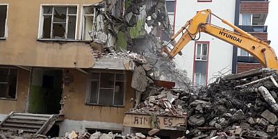 Kayseri’de Depremden Etkilenen Bina Kontrollü Şekilde Yıkıldı
