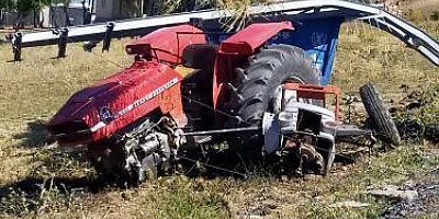Kayseri'de Direğe Çarpan Traktör İkiye Ayrıldı!