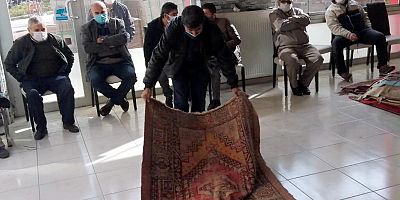 Kayseri'de, Eski Halılar Açık Artırma İle Satılıyor