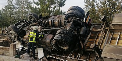 Kayseri’de Ev ve Araca Çarpan Tır, Mezarlığa Uçtu: 1 Yaralı