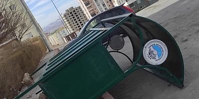 Kayseri'de Fırtına, Otobüs Duraklarını Devirdi, Çatıları Uçurdu
