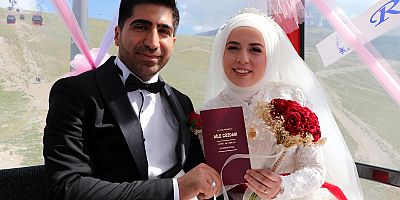 Kayseri'de Genç Çift Teleferikte Evlendi