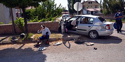 Kayseri'de Hafif Ticari Araç İle Otomobil Çarpıştı: 5 Yaralı