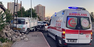 Kayseri’de Hakimiyetini Kaybeden Araç Yol Kenarından Duran Kamyona Çarptı