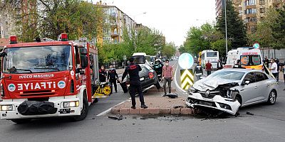 Kayseri'de İki Otomobilin Çarpıştığı Kaza Kamerada; 3 Yaralı