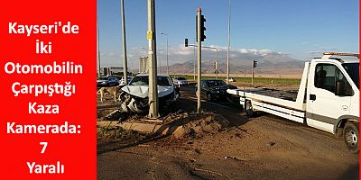 Kayseri'de İki Otomobilin Çarpıştığı Kaza Kamerada: 7 Yaralı