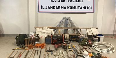 Kayseri'de İzinsiz Kazı Yapan 4 Kişi Suçüstü Yakalandı