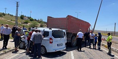 Kayseri'de Kamyon İle Hafif Ticari Araç Çarpıştı: 5 Yaralı