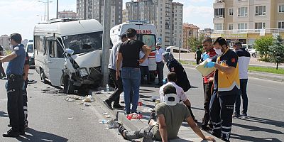 Kayseri'de Kamyon, İşçi Servisine Çarptı: 10 Yaralı
