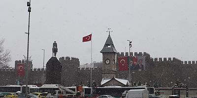 Kayseri’de Kar Yağışı Aralıklı Olarak Devam Ediyor