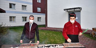 Kayseri'de Karantidakilere Sucuk Ekmek Dağıtıldı