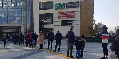 Kayseri'de, Kısıtlama Sonrası AVM Önünde Kuyruk