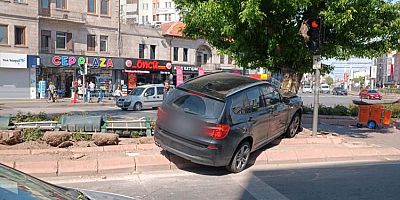 Kayseri’de Kontrolünü Kaybeden Araç Sürücüsü Ağaca Çarptı