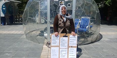 Kayseri’de Kooperatif Mağduru Kadın, Meydanda Pankart Açarak Hakkını Arıyor